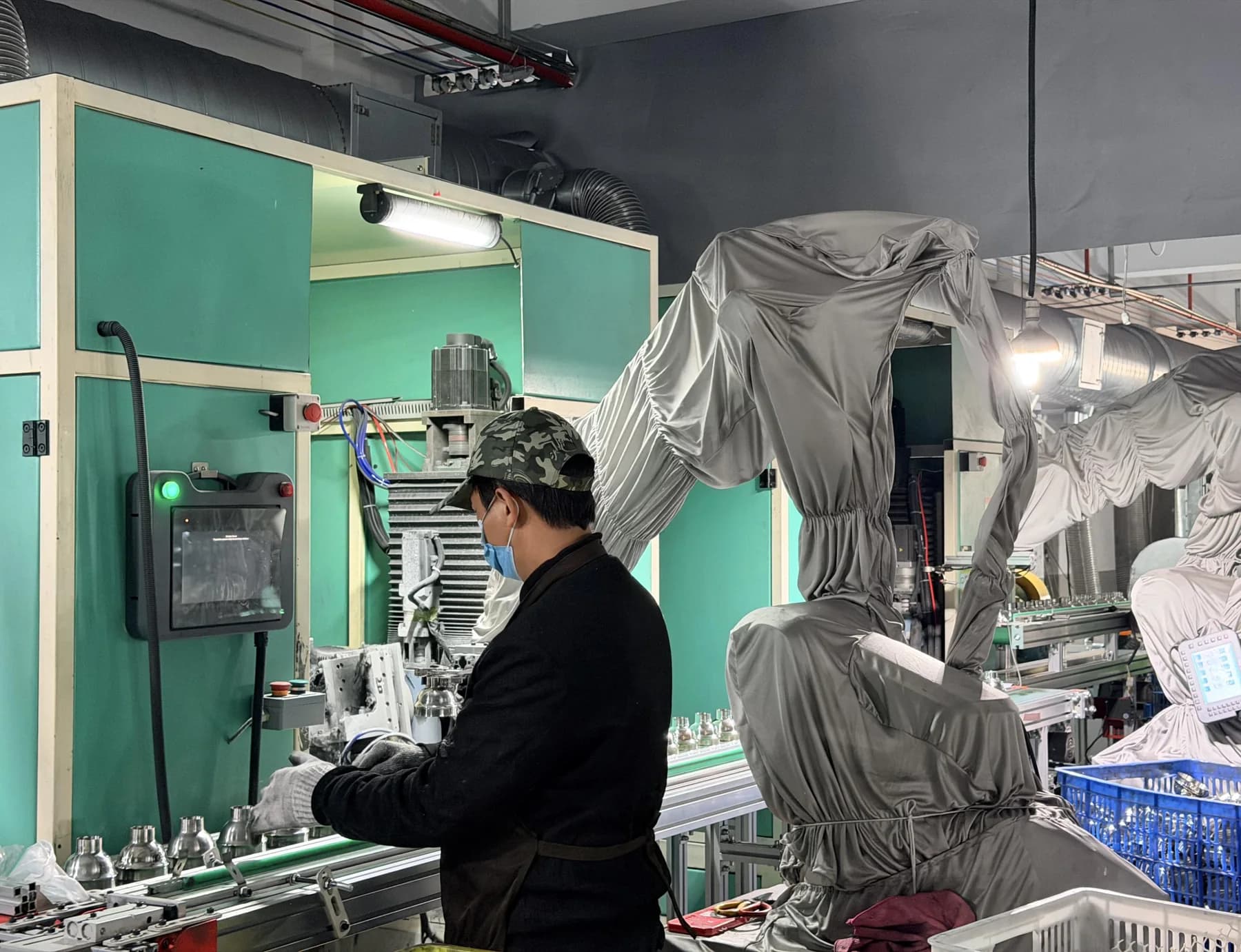 Automated finishing equipment and an operator at Manchen